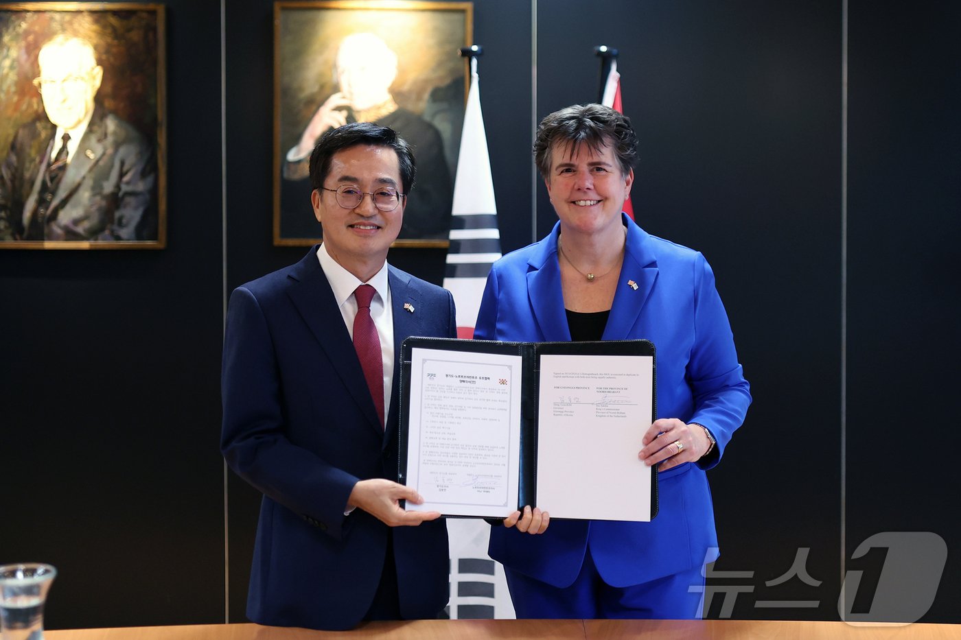 본문 이미지 - 현지시간 30일 오후 네덜란드 노르트브라반트주 주청사에서 김동연 경기도지사가 이나 아데마 주지사(Ina Adema, King’s Commissioner)와 MOU를 체결하고 기념촬영을 하고 있다.
