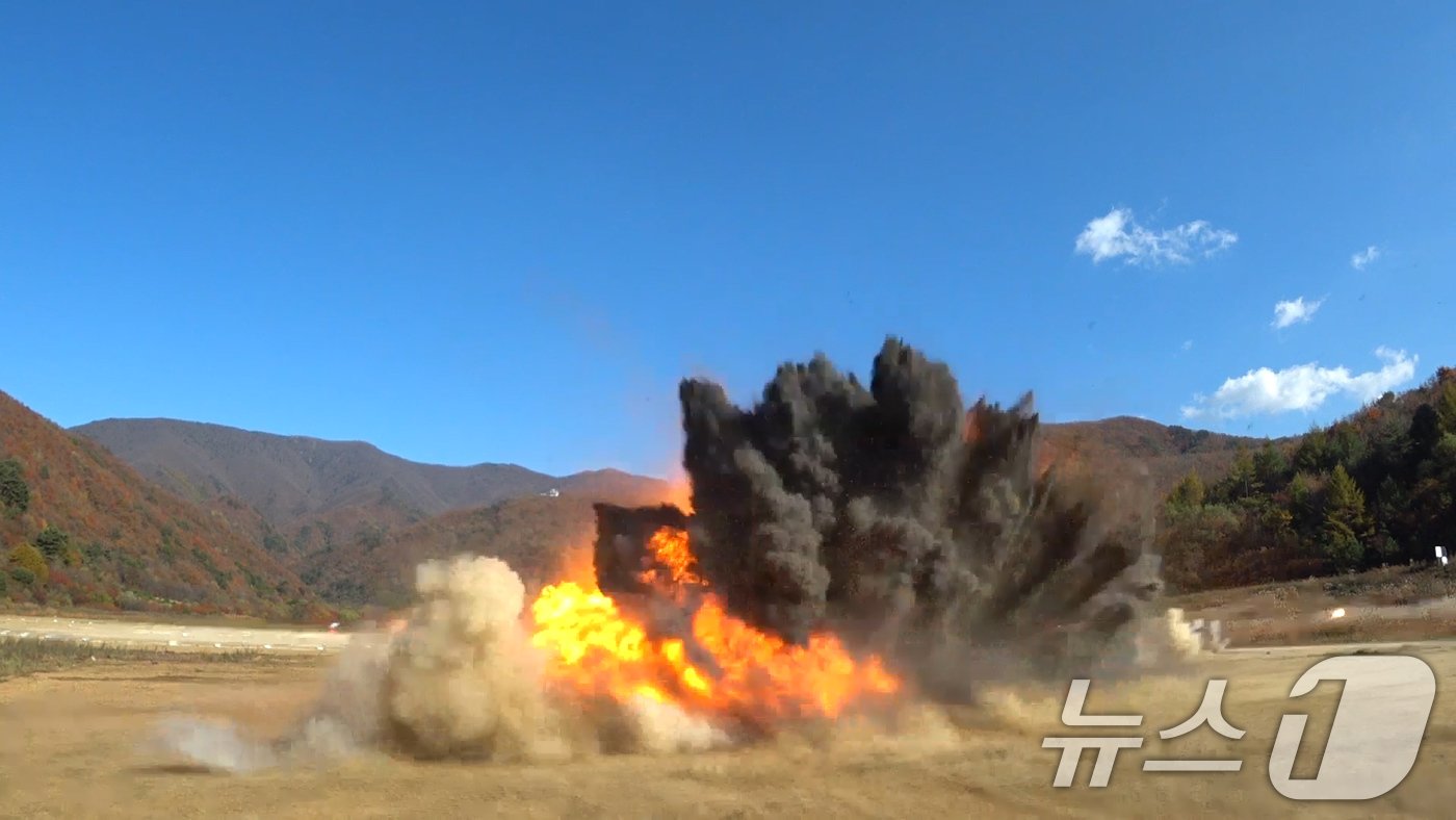본문 이미지 - 합동참모본부는 한미 공군이 북한의 장거리 탄도 미사일 발사에 대응해 한미 대규모 연합 공중훈련을 실시했다고 31일 밝혔다. 사진은 GBU-12 공대지 유도폭탄이 적 방공망을 가정한 고정 표적에 정확히 명중한 모습. (합동참모본부 제공) 2024.10.31/뉴스1