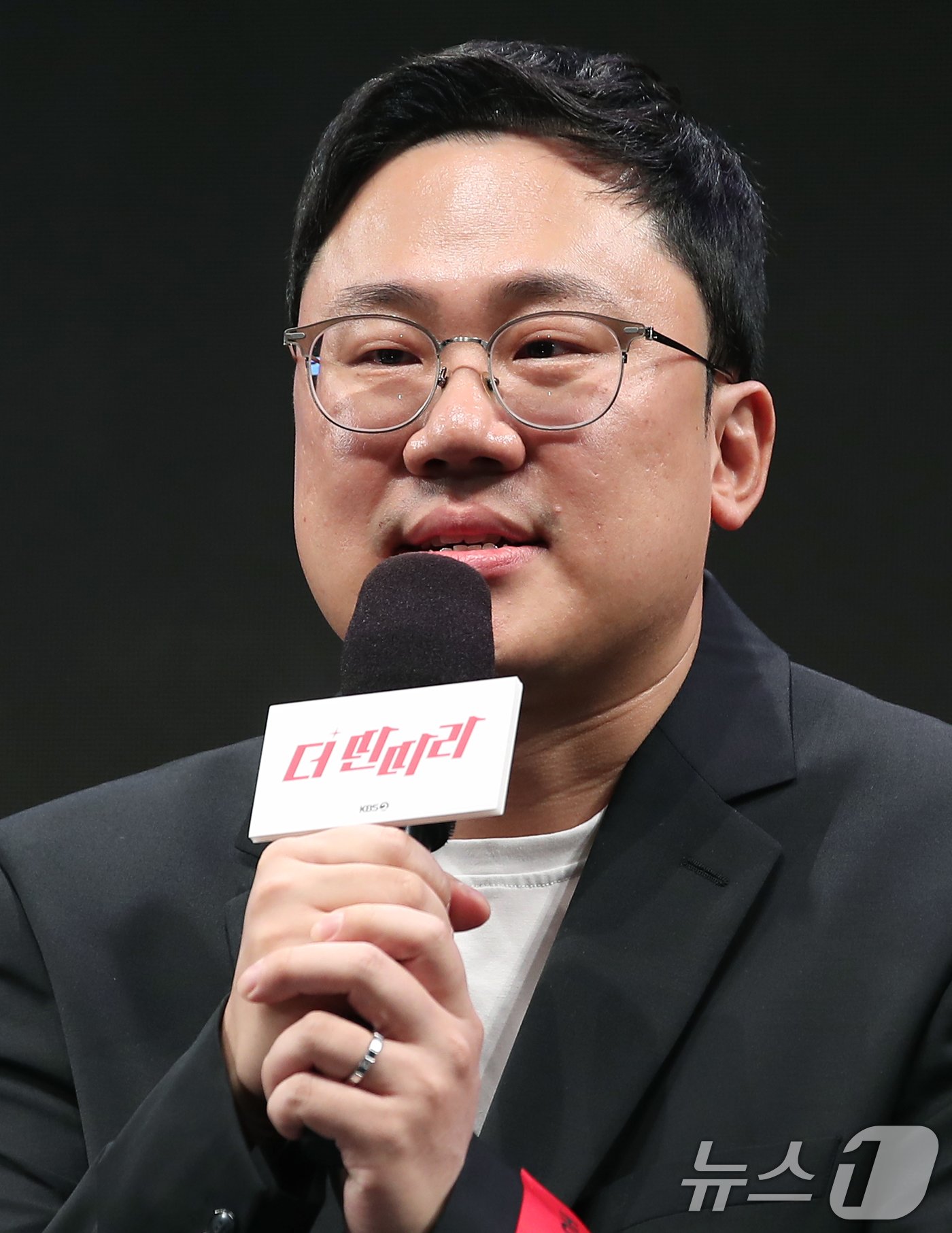 본문 이미지 - 양혁 PD가 31일 서울 영등포구 KBS 신관에서 열린 ‘더 딴따라’ 제작발표회에서 인사말을 하고 있다. ‘더 딴따라’는 원조 딴따라 박진영이 KBS와 선보이는 새로운 버라이어티 예능 오디션 프로그램이다. 2024.10.31/뉴스1 ⓒ News1 권현진 기자