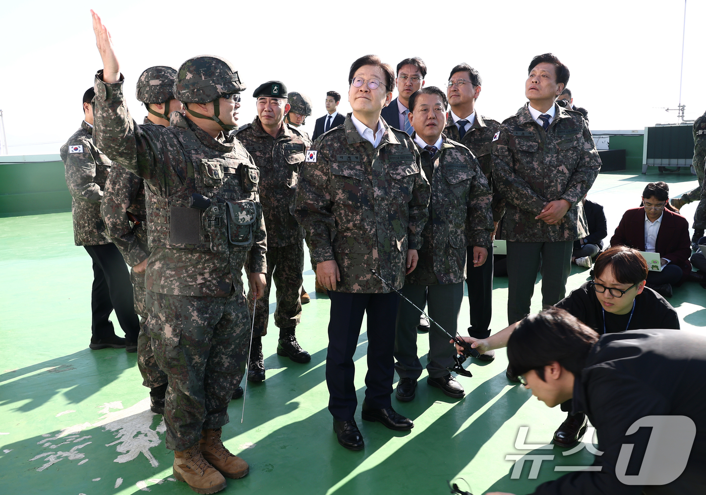 (인천=뉴스1) 김민지 기자 = 이재명 더불어민주당 대표가 31일 오후 영종도와 인천국제공항 등 외곽 경비를 맡는 인천 육군 제17사단 3경비단에 방문, 현황 보고를 듣고 있다. …