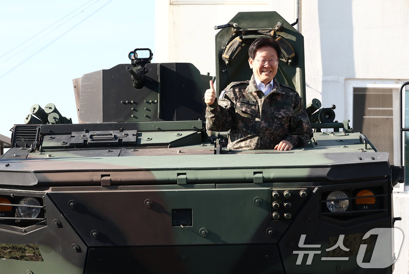 본문 이미지 - 이재명 더불어민주당 대표가 31일 오후 인천 육군 제17사단 3경비단에 방문해 K808 차륜형 장갑차에 올라 기념촬영을 하고 있다. 2024.10.31/뉴스1 ⓒ News1 김민지 기자