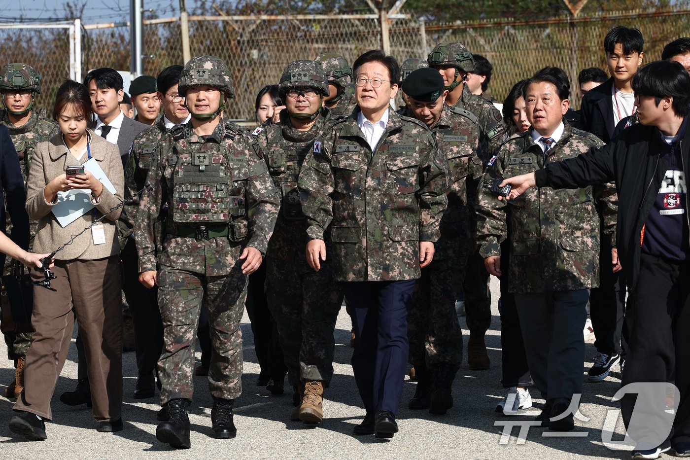 이재명 더불어민주당 대표가 31일 오후 영종도와 인천국제공항 등 외곽 경비를 맡는 인천 육군 제17사단 3경비단에 방문, 김병주 의원 등과 이동하고 있다. 2024.10.31/뉴스1 ⓒ News1 김민지 기자