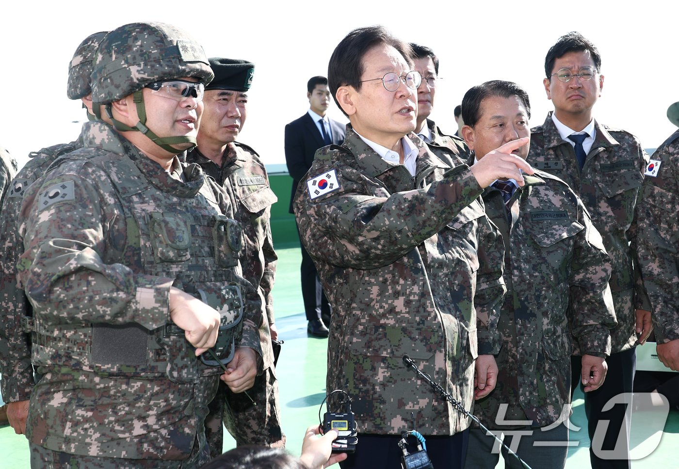 이재명 더불어민주당 대표가 31일 오후 영종도와 인천국제공항 등 외곽 경비를 맡는 인천 육군 제17사단 3경비단에 방문, 현황 보고를 듣고 있다. 2024.10.31/뉴스1 ⓒ News1 김민지 기자