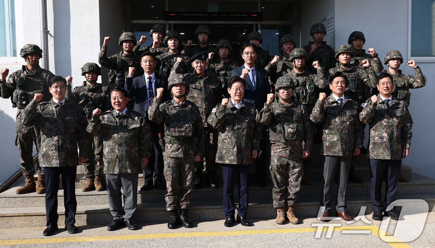 이재명 더불어민주당 대표가 31일 오후 영종도와 인천국제공항 등 외곽 경비를 맡는 인천 육군 제17사단 3경비단에 방문, 장병들과 기념촬영을 하고 있다. 2024.10.31/뉴스1 ⓒ News1 김민지 기자