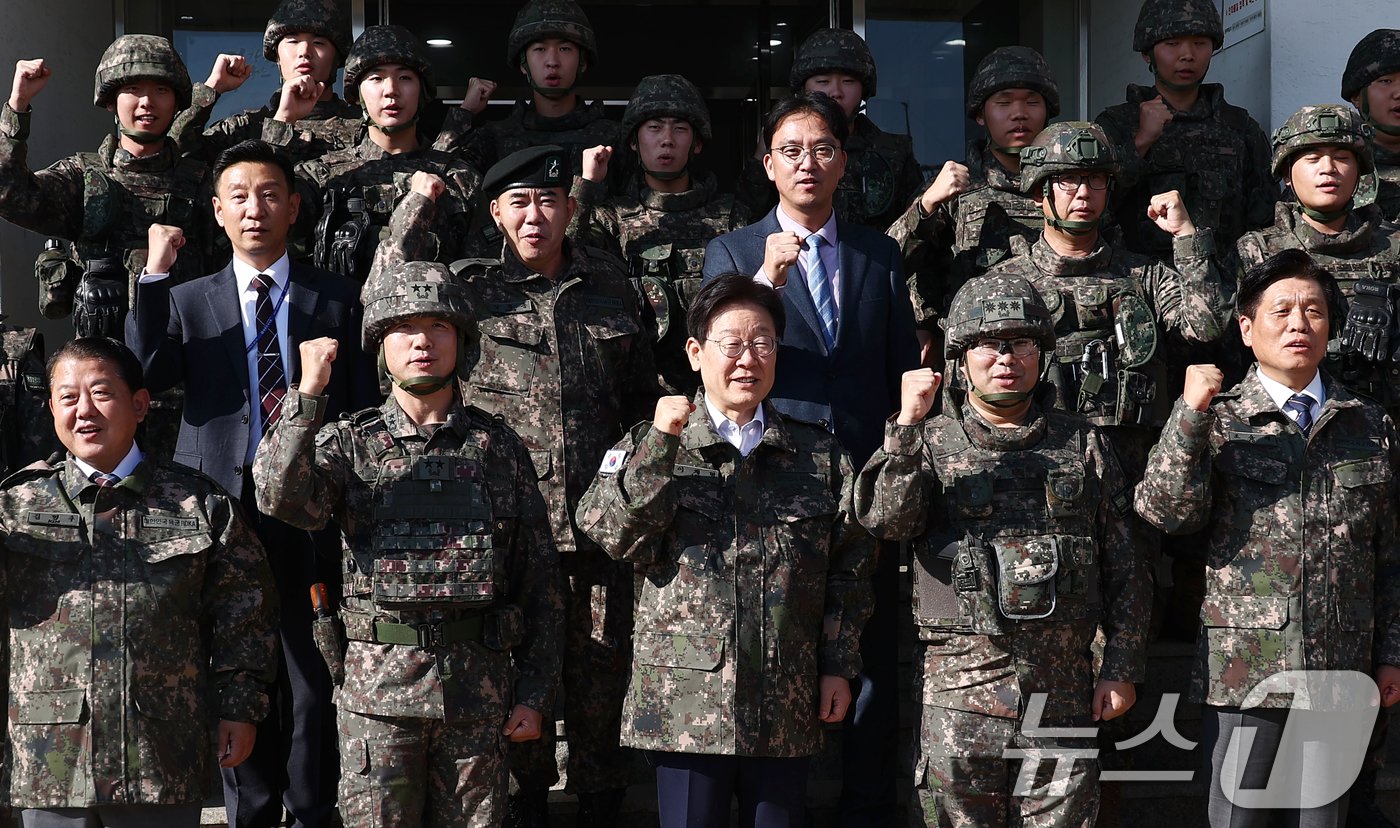 이재명 더불어민주당 대표가 31일 오후 영종도와 인천국제공항 등 외곽 경비를 맡는 인천 육군 제17사단 3경비단에 방문, 장병들과 기념촬영을 하고 있다. 2024.10.31/뉴스1 ⓒ News1 김민지 기자