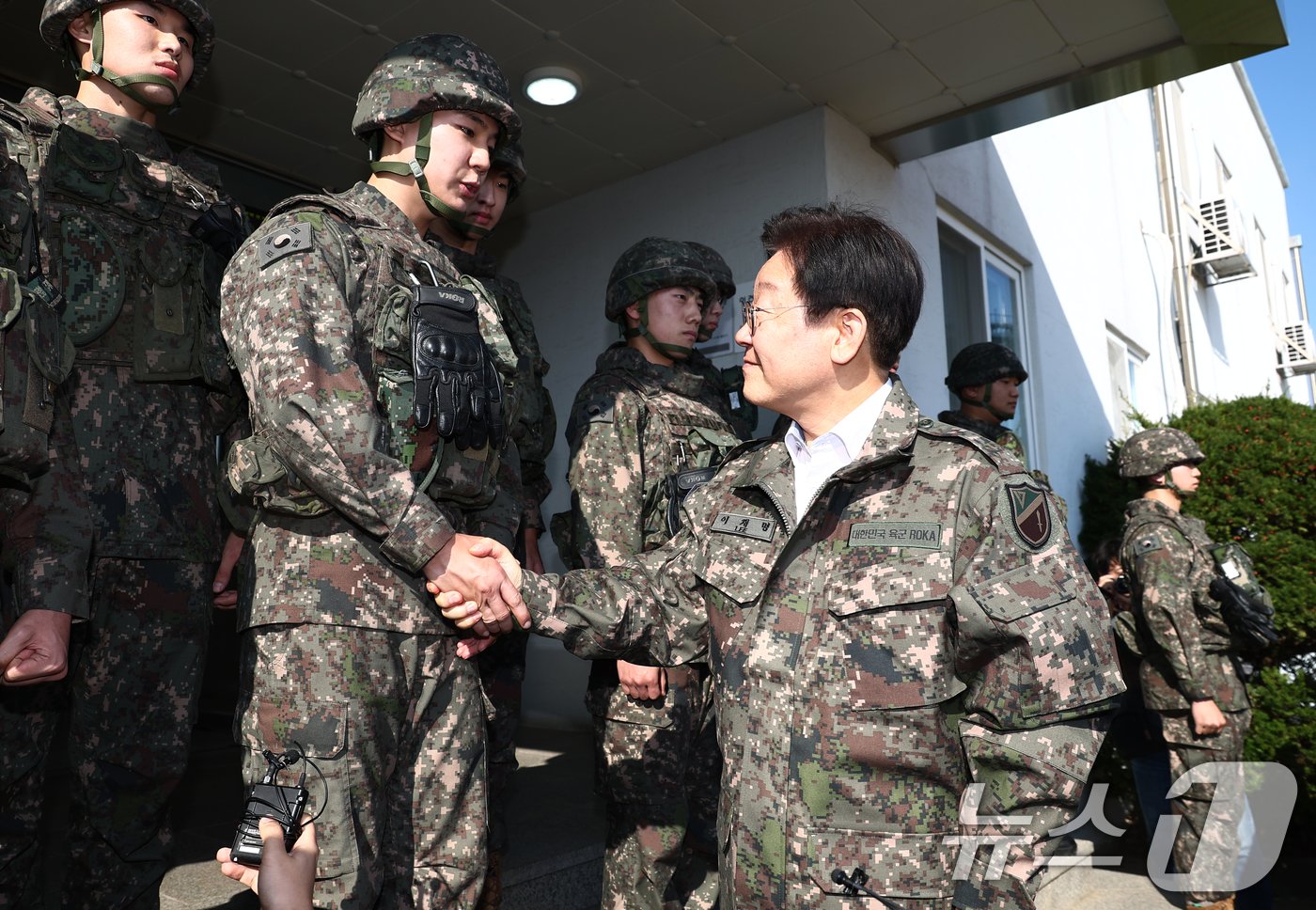 이재명 더불어민주당 대표가 31일 오후 영종도와 인천국제공항 등 외곽 경비를 맡는 인천 육군 제17사단 3경비단에 방문, 장병들을 격려하고 있다. 2024.10.31/뉴스1 ⓒ News1 김민지 기자