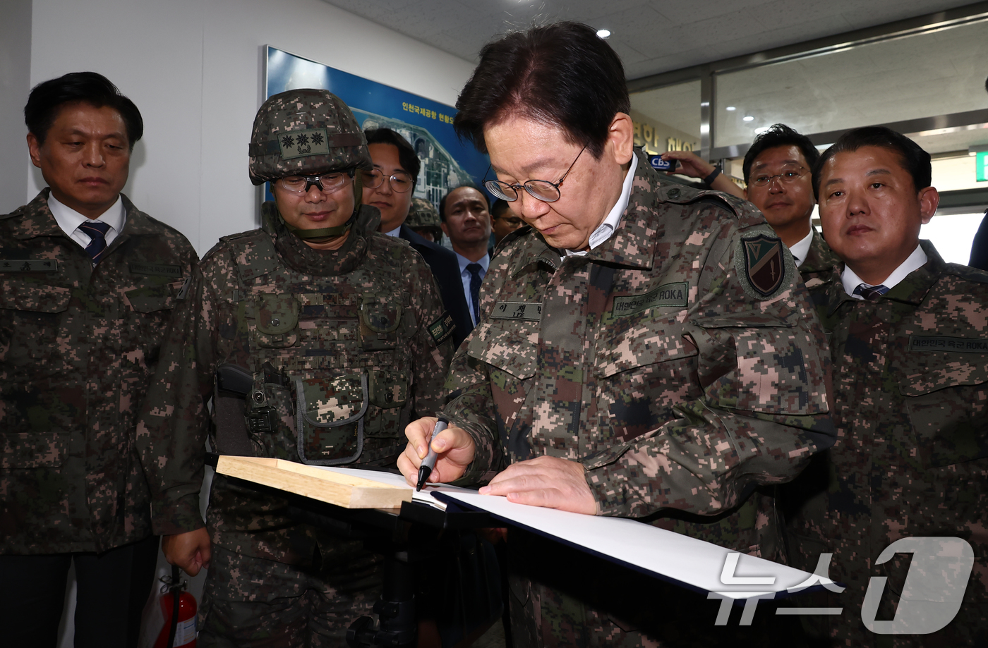 (인천=뉴스1) 김민지 기자 = 이재명 더불어민주당 대표가 31일 오후 영종도와 인천국제공항 등 외곽 경비를 맡는 인천 육군 제17사단 3경비단에 방문해 방명록을 작성하고 있다. …