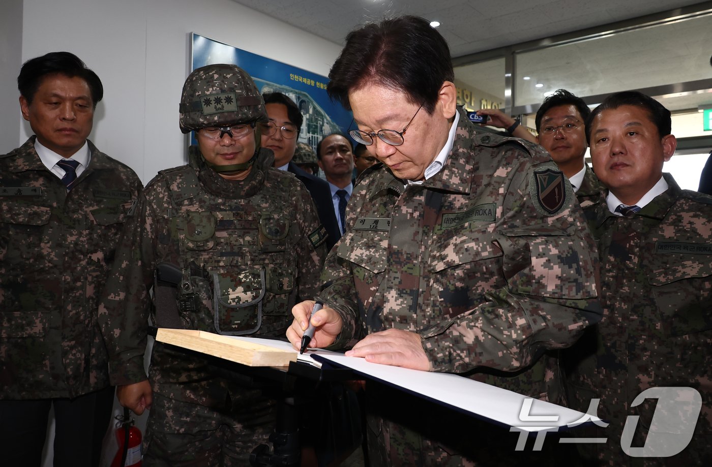 이재명 더불어민주당 대표가 31일 오후 영종도와 인천국제공항 등 외곽 경비를 맡는 인천 육군 제17사단 3경비단에 방문, 장병들과 기념촬영을 하고 있다. 2024.10.31/뉴스1 ⓒ News1 김민지 기자