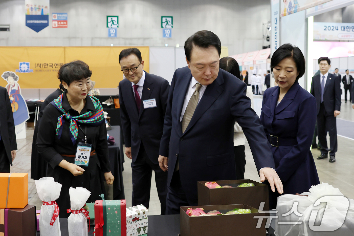 (서울=뉴스1) 송원영 기자 = 윤석열 대통령이 31일 경기도 고양시 킨텍스에서 열린 '2024 소상공인대회'에서 전시 부스를 참관하고 있다. (대통령실 제공) 2024.10.31 …