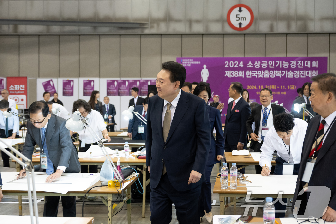 (서울=뉴스1) 송원영 기자 = 윤석열 대통령이 31일 경기도 고양시 킨텍스에서 열린 '2024 소상공인 기능경진대회 및 38회 한국맞춤양복기술경연대회'를 참관하고 있다. (대통령 …