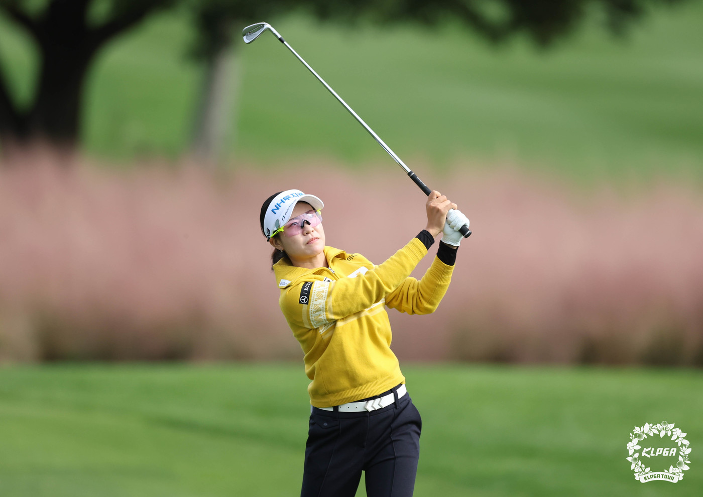 (서울=뉴스1) = 박민지가 31일 제주 엘리시안제주CC에서 열린 '에쓰오일(S-OIL) 챔피언십 2024' 1라운드 2번 홀에서 아이언 샷을 하고 있다. (KLPGT 제공) 20 …