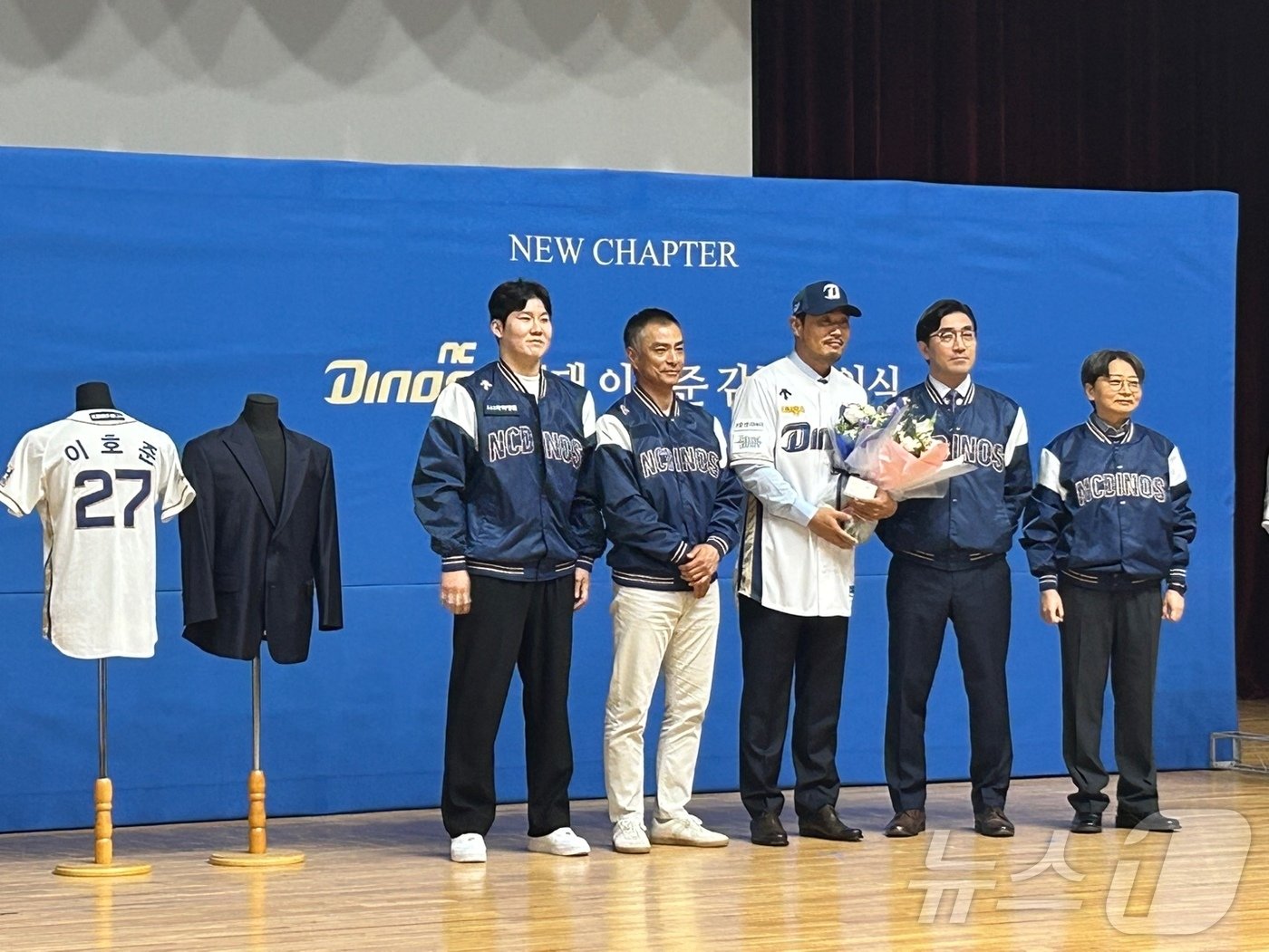 본문 이미지 -  이호준 NC 다이노스 감독이 31일 경남 창원의 마산종합운동장 올림픽기념관공연장에서 이진만 대표이사, 임선남 단장 등과 함께 공식 취임식을 진행하고 있다. 2024.10.31/뉴스1 ⓒ News1 문대현 기자 