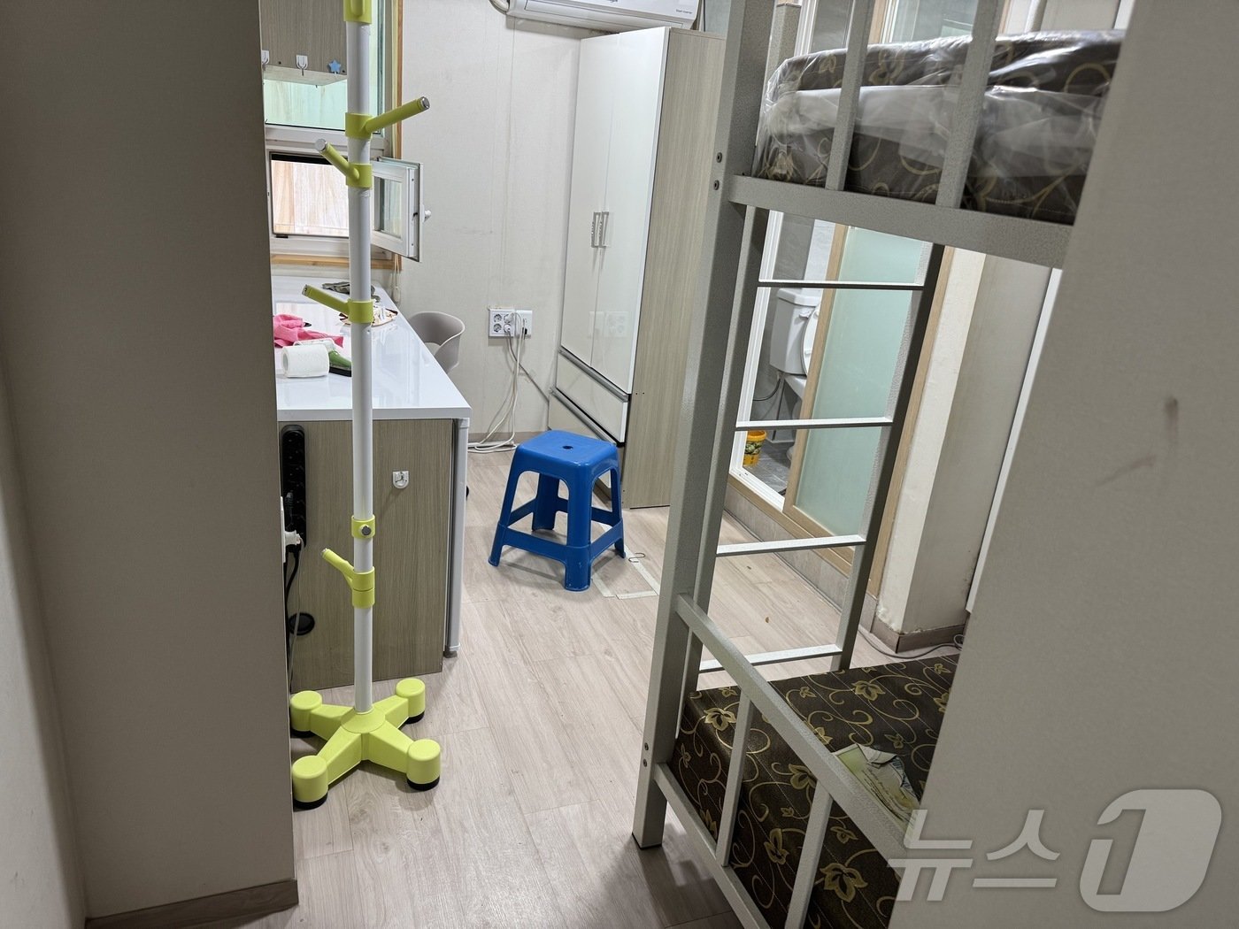 본문 이미지 - 30일 서울 중심가의 한 고시원 객실. 이 객실의 한 달 숙박비는 70만 원에 달한다. 2024.10.30/뉴스1