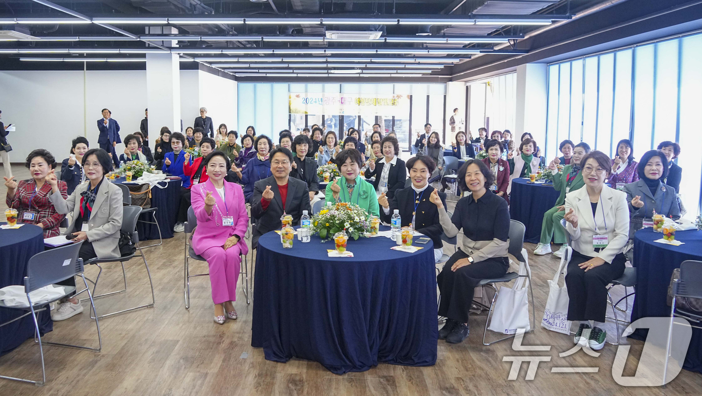 (광주=뉴스1) 박준배 기자 = 강기정 광주시장이 31일 북구 광주비엔날레 거시기홀에서 열린 광주여성단체협의회 주관 '광주·대구 달빛동맹 교류 행사'에 참석해 정진희 광주여성단체협 …