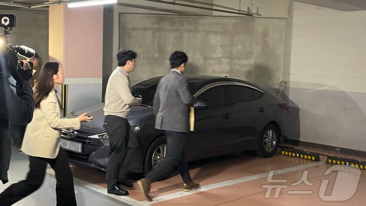 본문 이미지 - '김건희 여사 공천 개입 의혹'의 핵심인물인 명태균 씨를 수사 중인 검찰이 지난 31일 오전 11시30분쯤부터 오후 3시쯤까지 명씨 자택을 압수수색한 뒤 압수품을 들고 나오고 있다.2024.10.31/뉴스1 ⓒ News1 강정태 기자