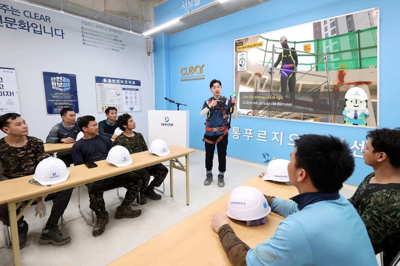 대우건설 외국인 근로자 안전교육 모습.&#40;대우건설 제공&#41;