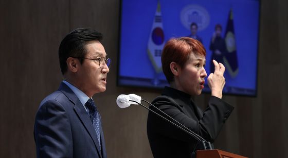 기자회견하는 신영대 의원