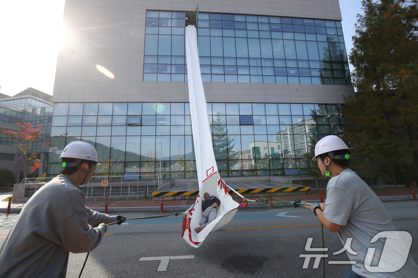 (대구=뉴스1) 공정식 기자 = 31일 오후 대구 달서구 정부대구지방합동청사에서 열린 '긴급구조 종합훈련 및 안전한국훈련'에서 방화에 의한 가스폭발 및 건물붕괴 등 대형화재 발생을 …