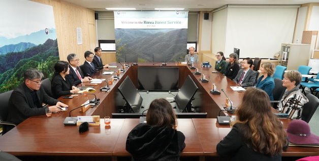 [동정]산림청장, 미국 산림청·세계산림치유포럼과 간담회