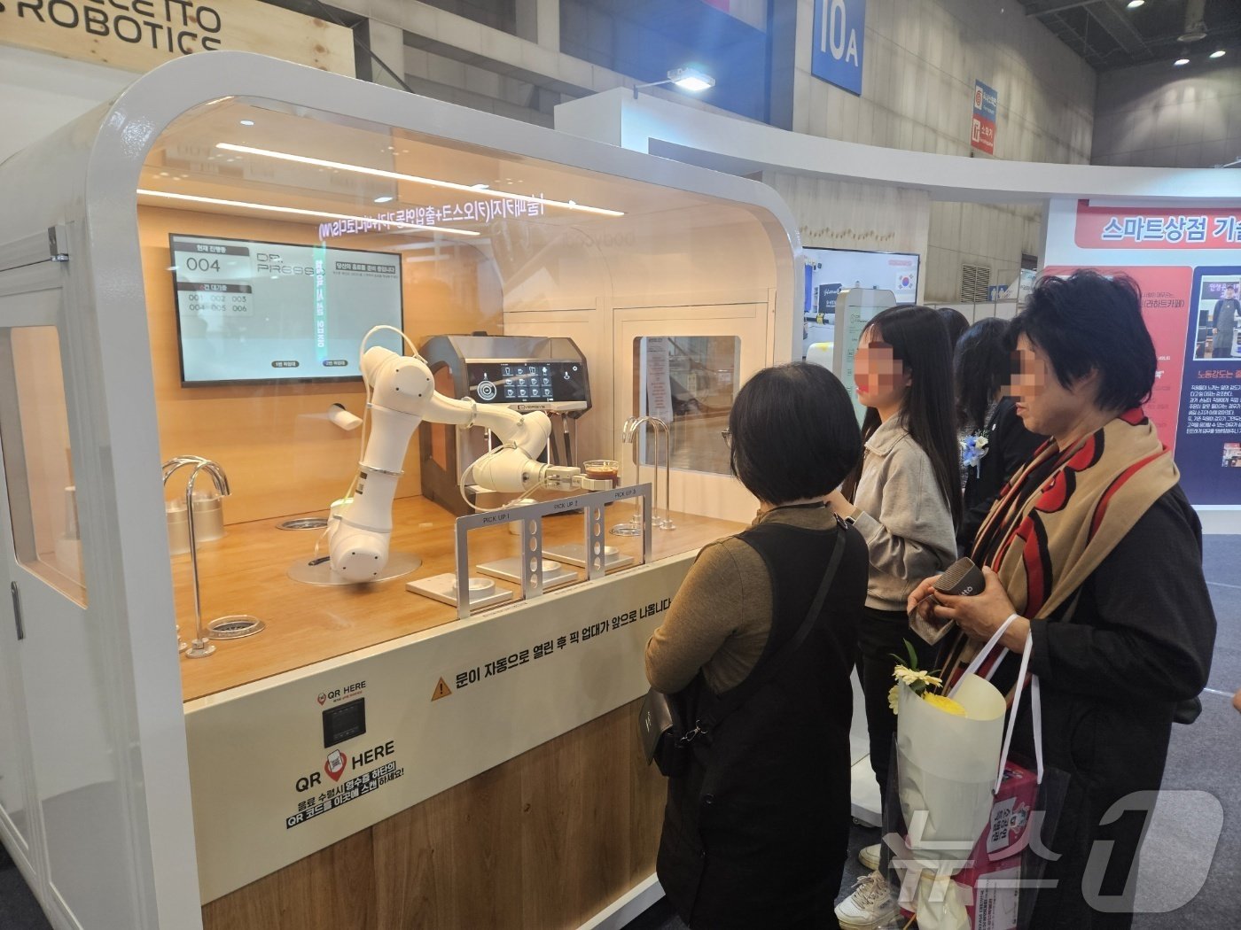 본문 이미지 - 31일 일산 킨텍스에서 열린 '2024 대한민국 소상공인대회'에 마련된 로봇바리스타 기업 부스. 2024.10.31/뉴스1 ⓒ News1 장시온 기자