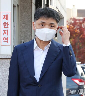 본문 이미지 - SM엔터테인먼트 시세조종 의혹으로 구속 수감됐던 김범수 카카오 경영쇄신위원장이 31일 오후 서울 구로구 서울남부구치소에서 보석으로 석방돼 나오고 있다. 2024.10.31/뉴스1 ⓒ News1 장수영 기자