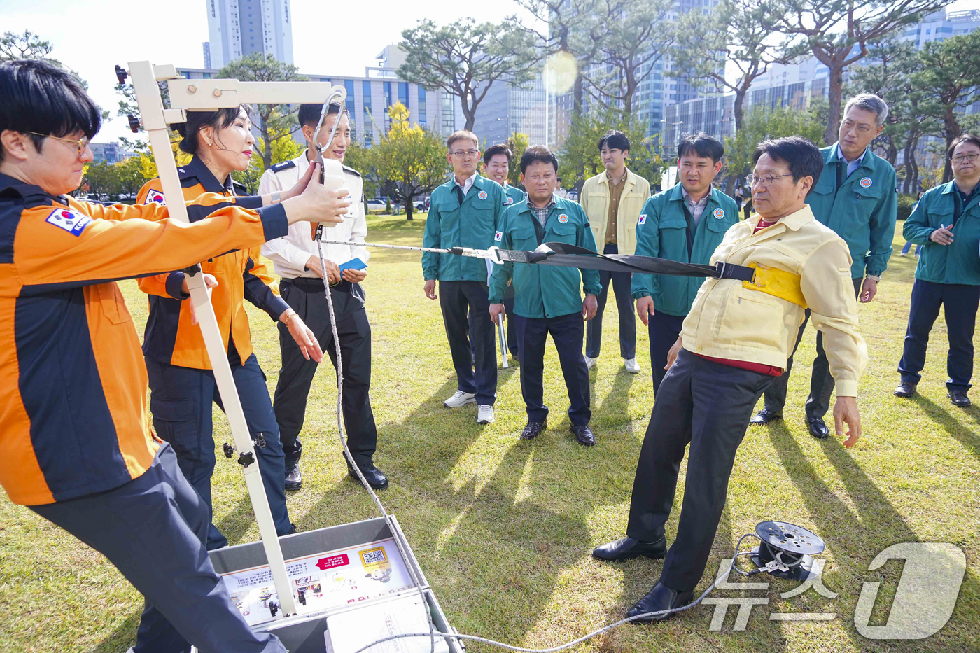 (광주=뉴스1) 박준배 기자 = 강기정 광주시장이 31일 오후 시청에서 진행된 화재대비 민방위 대피훈련에 참여해 시청 야외 잔디광장에서 완강기 사용법을 체험하고 있다.(광주시 제공 …
