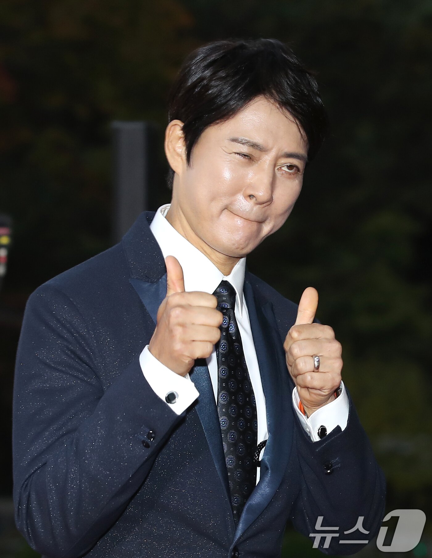 '화관 문화훈장' 최수종, 엄지척 윙크