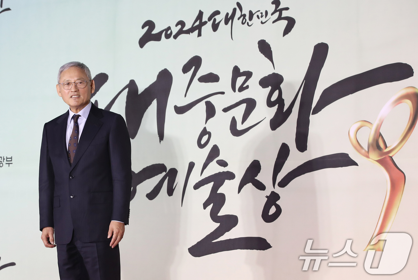 (서울=뉴스1) 권현진 기자 = 유인촌 문체부장관이 31일 서울 중구 국립극장 해오름극장에서 열린 '2024 대한민국 대중문화예술상' 시상식에 참석해 포즈를 취하고 있다. 2024 …