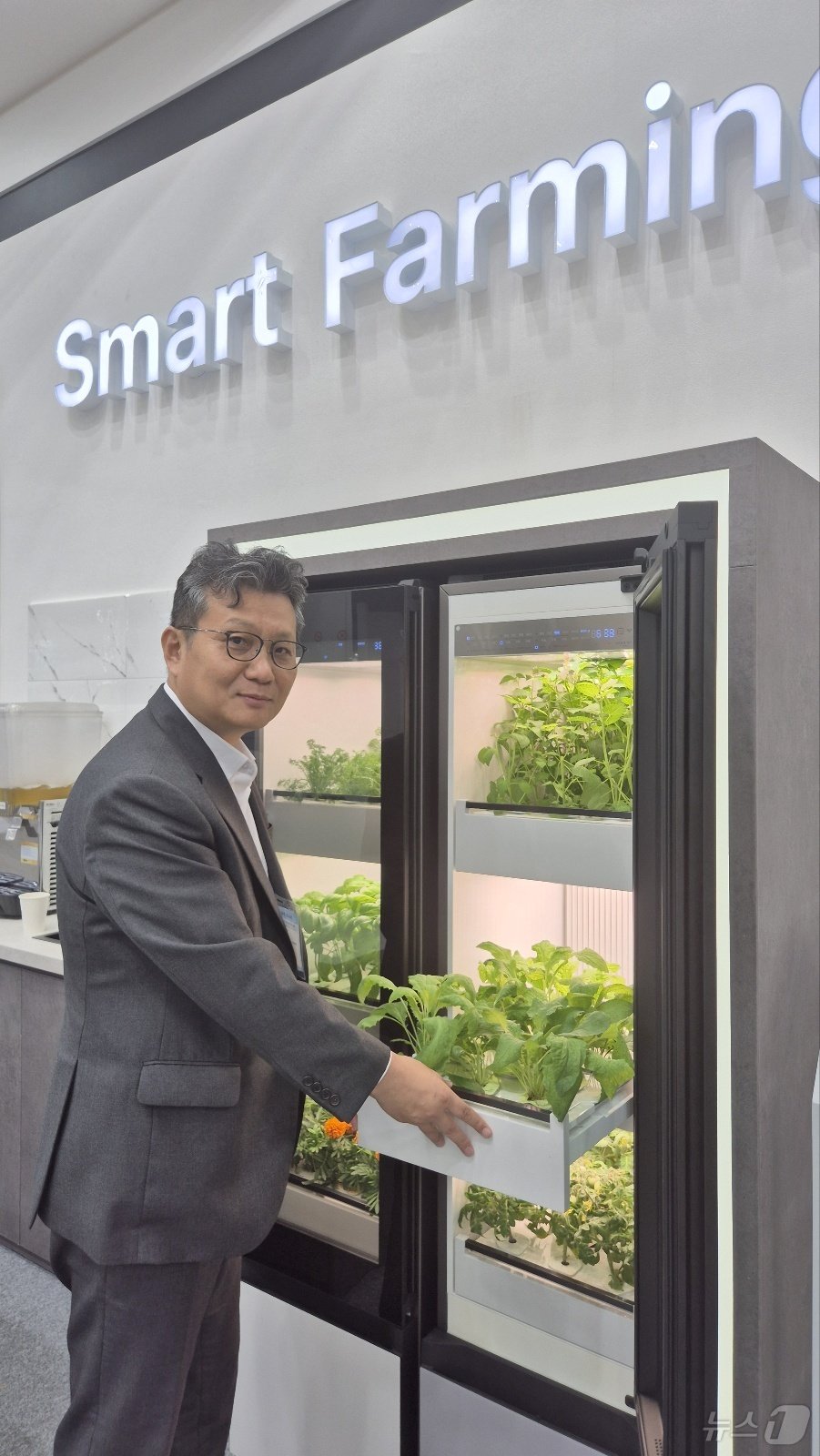 본문 이미지 - 나영중 대동 P&Biz 개발부문장이 30일 대구 엑스코 '대한민국 국제 농기계자재 박람회' 대동 부스에서 AI 식물 재배기를 소개하고 있다.(대동 제공)