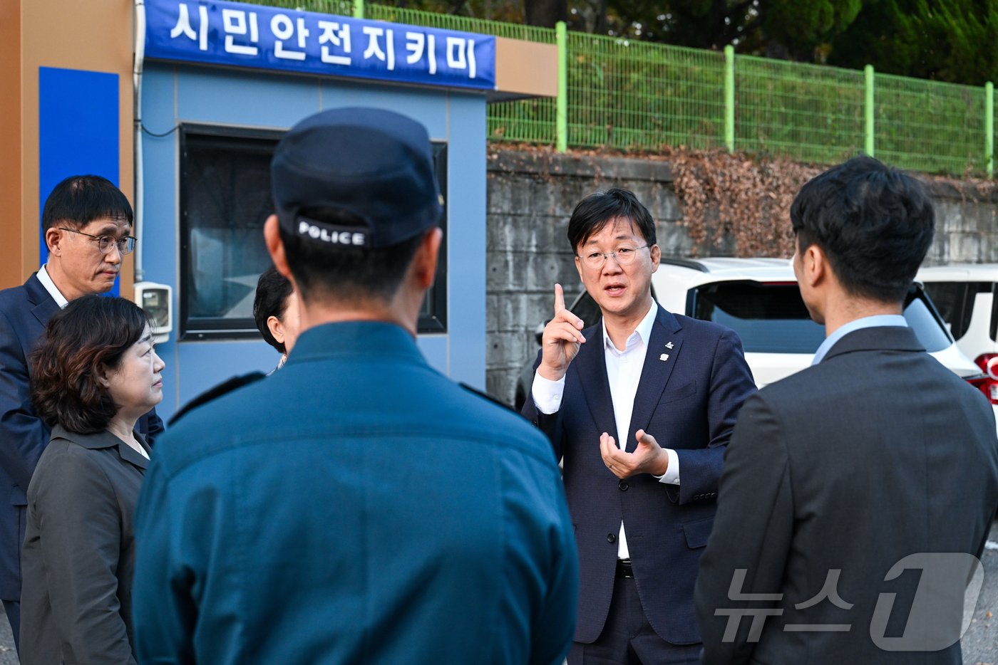 본문 이미지 - 이민근 안산시장(오른쪽 두 번째)이 순찰활동에 나서고 있다.(안산시 제공)