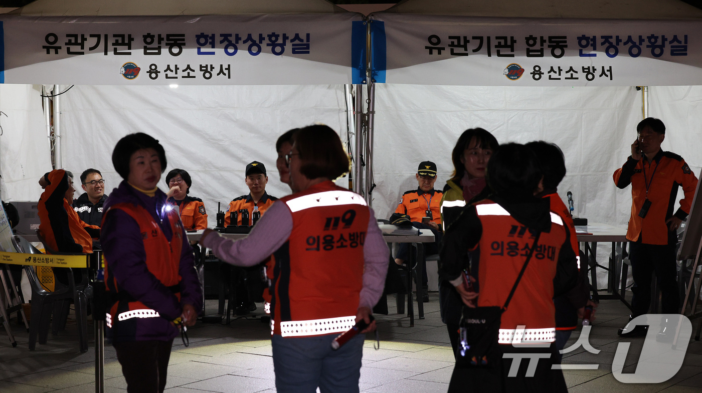 (서울=뉴스1) 장수영 기자 = 핼러윈데이인 31일 서울 용산구 이태원 일대에서 소방관 등 유관기관 관계자들이 인파 관리를 위한 현장상황실을 운영하고 있다. 2024.10.31/뉴 …