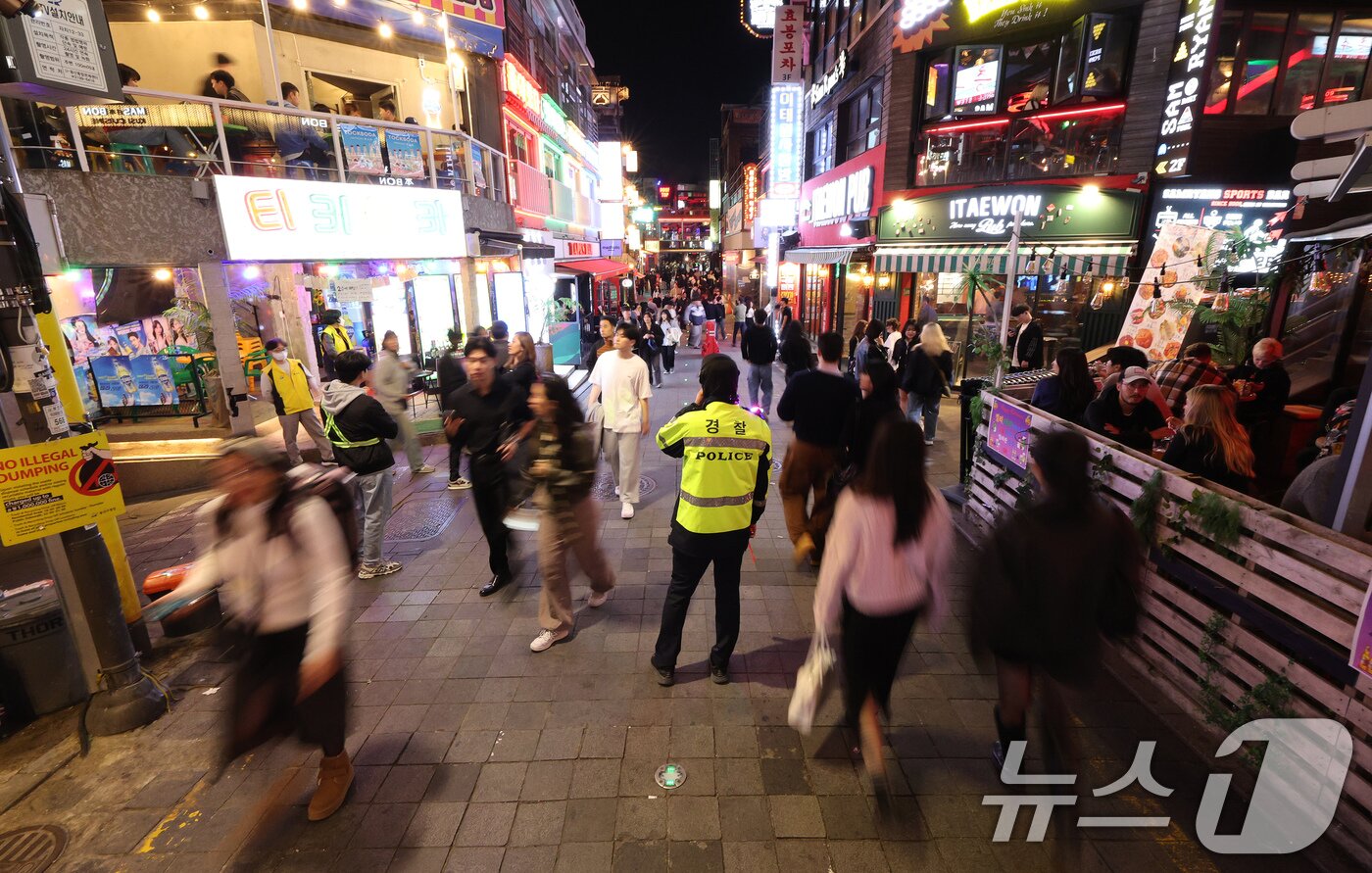 본문 이미지 - 서울 용산구 이태원 일대에서 경찰관이 인파 관리를 위해 현장을 지키고 있다. 2024.10.31/뉴스1 ⓒ News1 장수영 기자