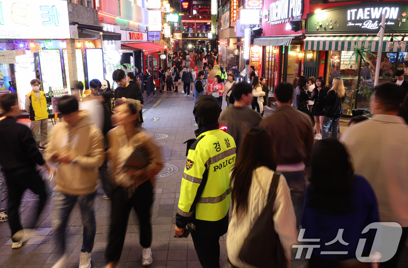 (서울=뉴스1) 장수영 기자 = 핼러윈데이인 31일 서울 용산구 이태원 일대에서 경찰관이 인파 관리를 위해 현장을 지키고 있다. 2024.10.31/뉴스1