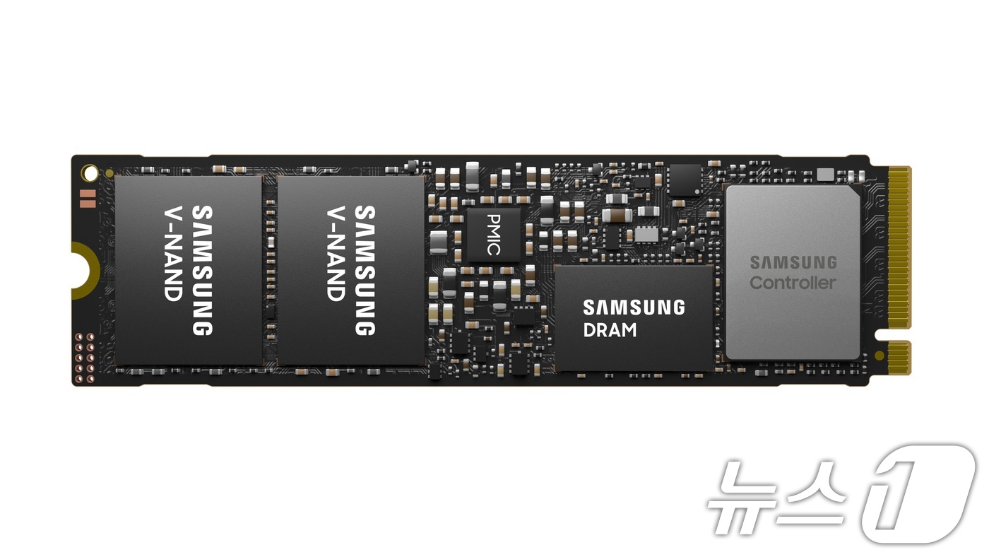 (서울=뉴스1) = 삼성전자가 업계 최고 성능∙최대 용량의 PC용 SSD PM9E1 양산을 시작했다고 4일 밝혔다.이번 제품은 연속 읽기·쓰기 속도가 각각 초당 최대 14.5GB( …