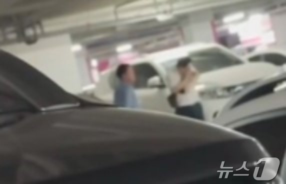 본문 이미지 - 대리기사(흰색 옷)가 자기 옷 냄새를 맡는 모습. (보배드림)