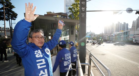 정근식 서울시교육감 후보, 출근길 시민들에게 인사