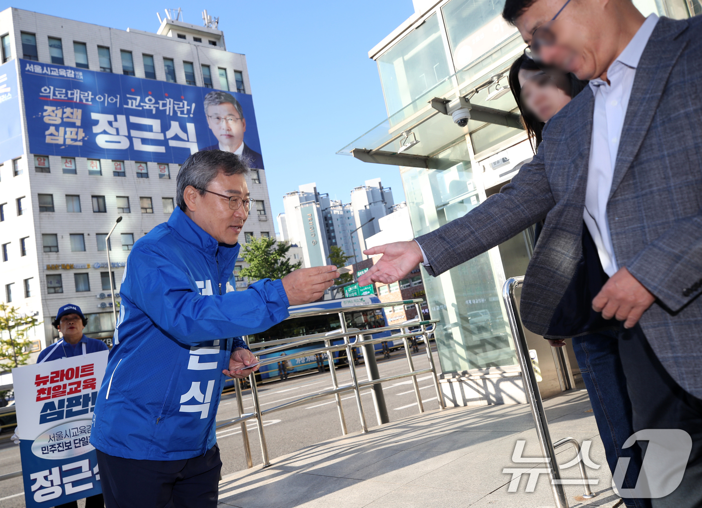 (서울=뉴스1) 오대일 기자 = 10.16 재보궐선거 서울시교육감에 출마한 정근식 후보가 4일 오전 서울 마포구 아현역에서 시민들에게 출근 인사를 하고 있다. 2024.10.4/뉴 …