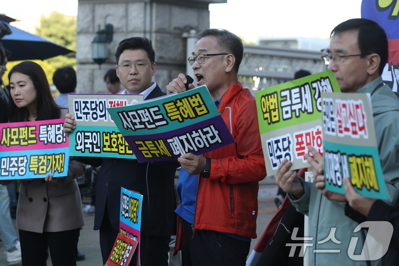 (서울=뉴스1) 이광호 기자 = 정의정 한국주식투자자연합회 대표가 4일 오전 서울 여의도 국회 앞에서 열린 금융투자소득세 폐지 촉구 집회에서 발언하고 있다. 2024.10.4/뉴스 …