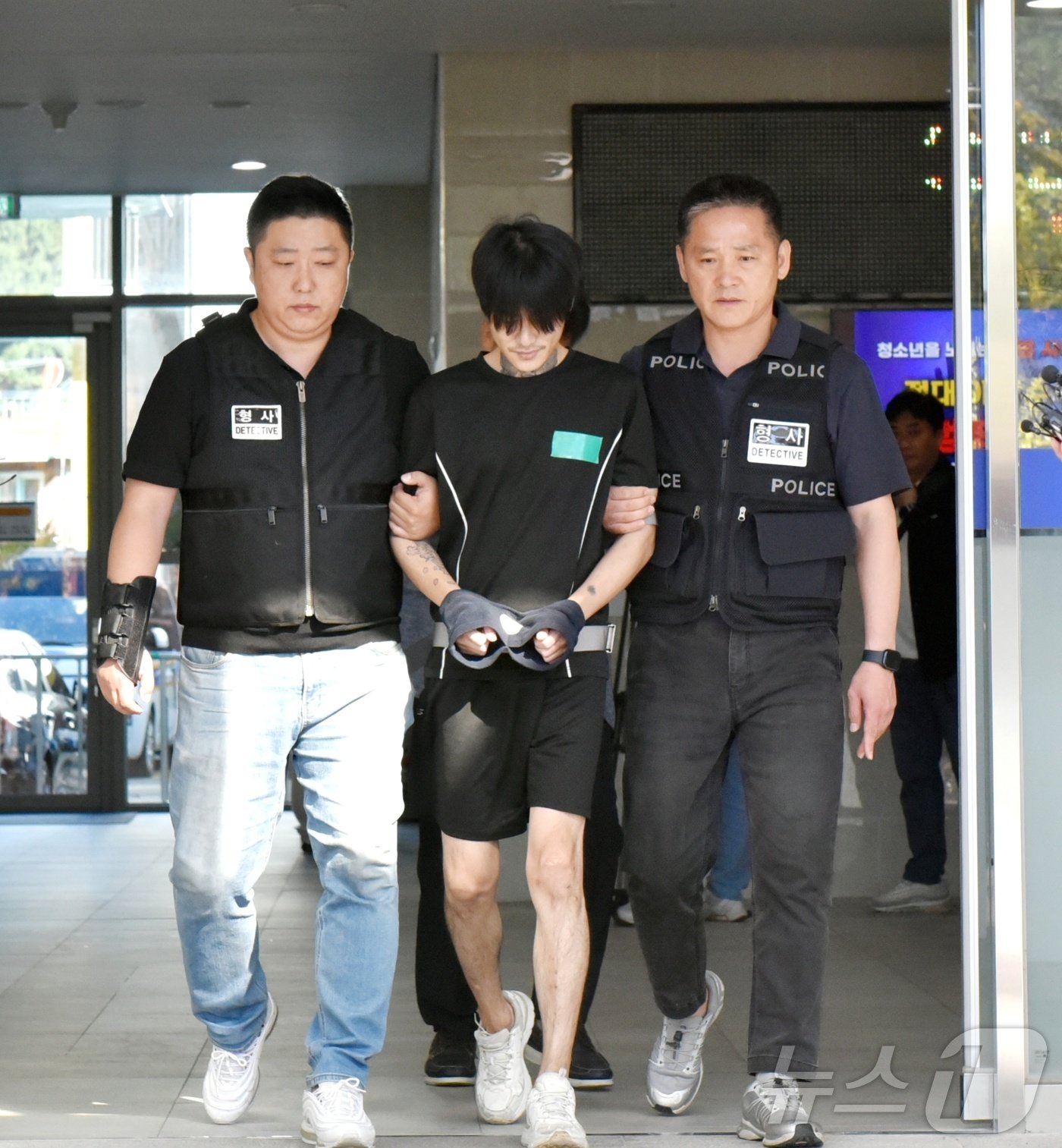 본문 이미지 - 전남 순천 도심에서 일면식도 없는 10대 여성을 살해한 박대성이 4일 오전 순천경찰서에서 광주지검 순천지청으로 송치되고 있다.2024.10.4/뉴스1 ⓒ News1 김동수 기자