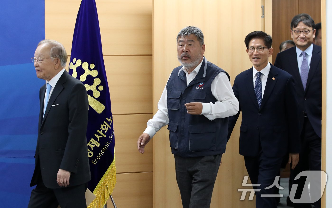 본문 이미지 - 4일 오전 서울 종로구 경제사회노동위원회에서 열린 노사정 대표자 회의에 대표자들이 참석하고 있다. 왼쪽부터 손경식 한국경영자총협회 회장, 김동명 한국노동조합총연맹 위원장, 김문수 고용노동부 장관, 권기섭 경제사회노동위원회 위원장. 2024.10.4/뉴스1 ⓒ News1 이승배 기자