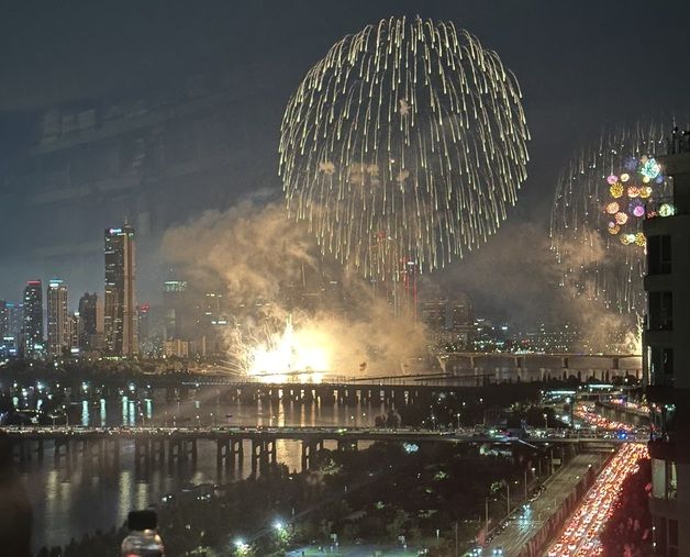 "원룸 1박에 100만원"…불꽃축제 당일 에어비앤비 가격 천정부지