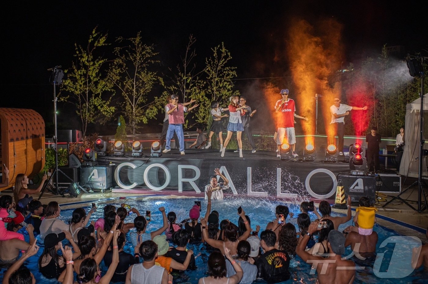 본문 이미지 - 강원도 양양에 있는 코랄로 바이 조선에서 코요테가 공연하는 모습. 호텔 인스타그램 제공.