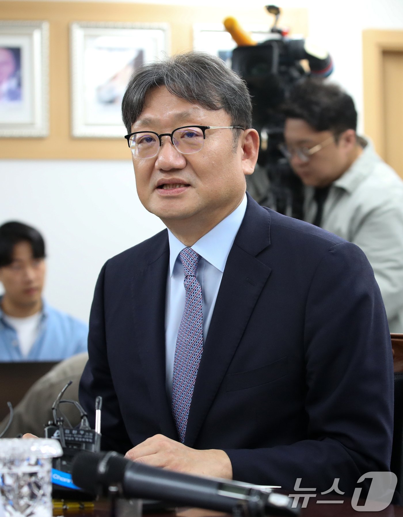 본문 이미지 - 권기섭 경제사회노동위원회 위원장이 4일 오전 서울 종로구 경제사회노동위원회에서 열린 노사정 대표자 회의에서 인사말하고 있다. 2024.10.4/뉴스1 ⓒ News1 이승배 기자