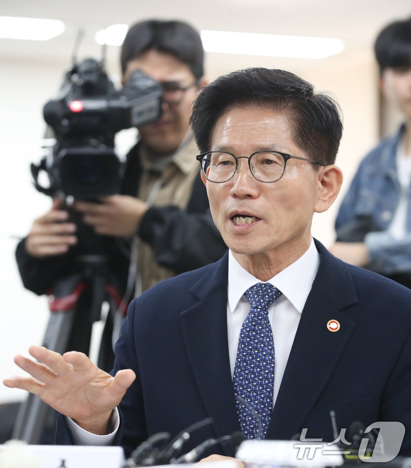 본문 이미지 - 김문수 고용노동부 장관이 4일 오전 서울 종로구 경제사회노동위원회에서 열린 노사정 대표자 회의에서 인사말하고 있다. 2024.10.4/뉴스1 ⓒ News1 이승배 기자