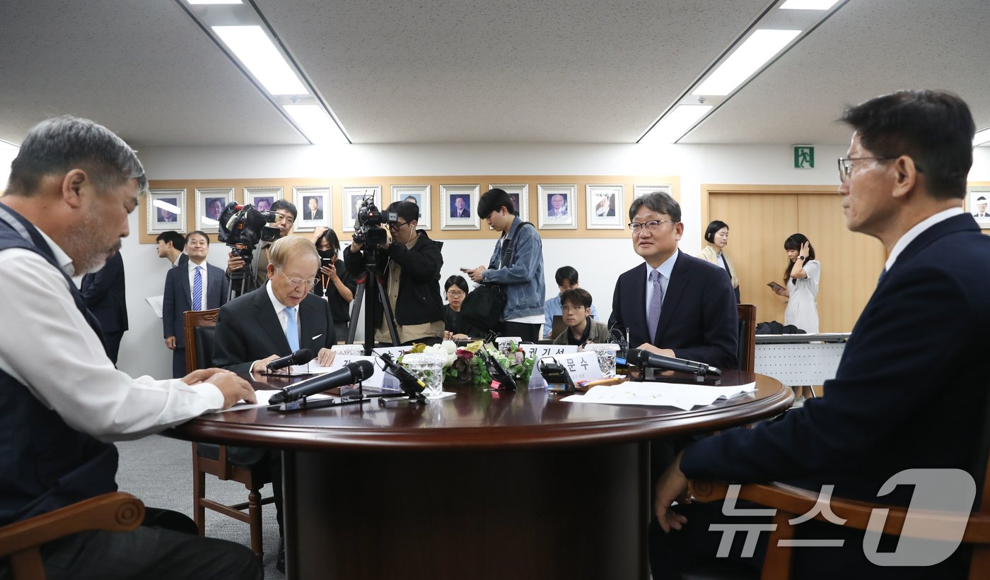 권기섭 경제사회노동위원회 위원장이 4일 오전 서울 종로구 경제사회노동위원회에서 열린 노사정 대표자 회의에서 인사말하고 있다. 2024.10.4/뉴스1 ⓒ News1 이승배 기자