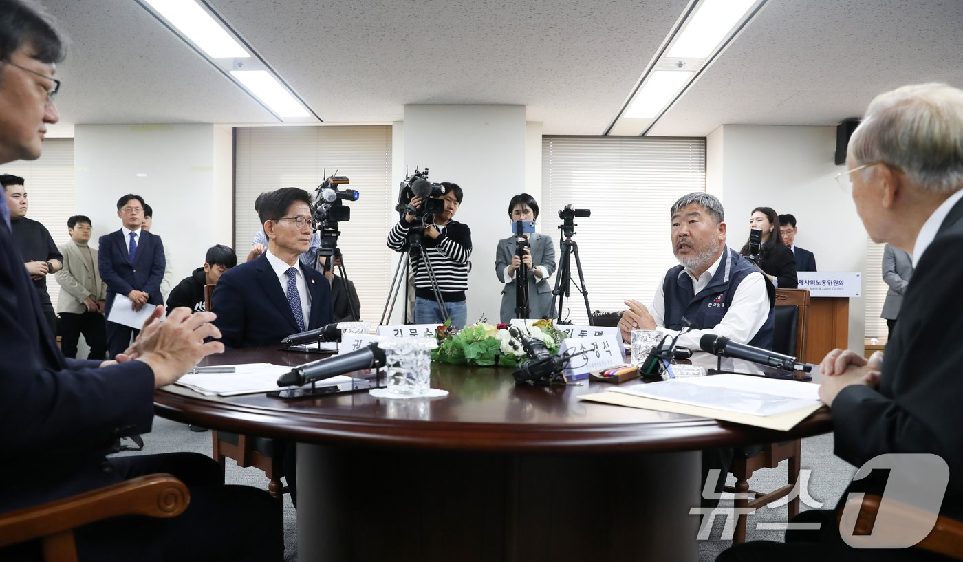 김동명 한국노동조합총연맹 위원장이 4일 오전 서울 종로구 경제사회노동위원회에서 열린 노사정 대표자 회의에서 인사말하고 있다. 2024.10.4/뉴스1 ⓒ News1 이승배 기자