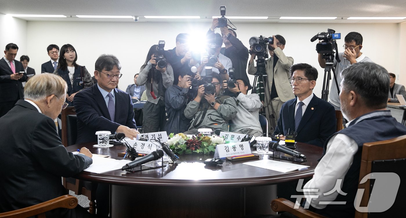 4일 오전 서울 종로구 경제사회노동위원회에서 열린 노사정 대표자 회의에 대표자들이 참석하고 있다. 이날 회의에는 김문수 고용노동부 장관, 김동명 한국노동조합총연맹 위원장, 손경식 한국경영자총협회 회장, 권기섭 경제사회노동위원회 위원장이 했다.  2024.10.4/뉴스1 ⓒ News1 이승배 기자