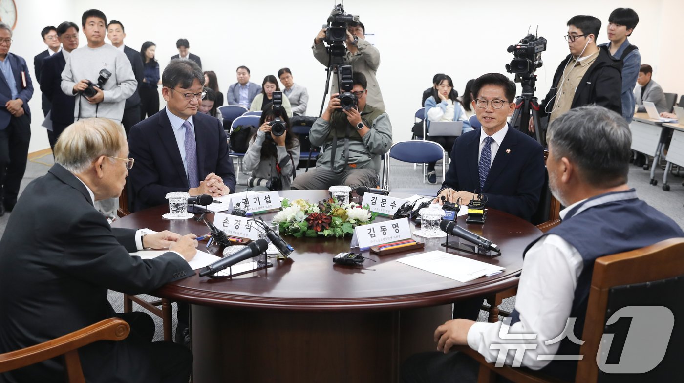 김문수 고용노동부 장관이 4일 오전 서울 종로구 경제사회노동위원회에서 열린 노사정 대표자 회의에서 인사말하고 있다. 2024.10.4/뉴스1 ⓒ News1 이승배 기자