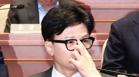 안경 고쳐 쓰는 한동훈 국민의힘 대표