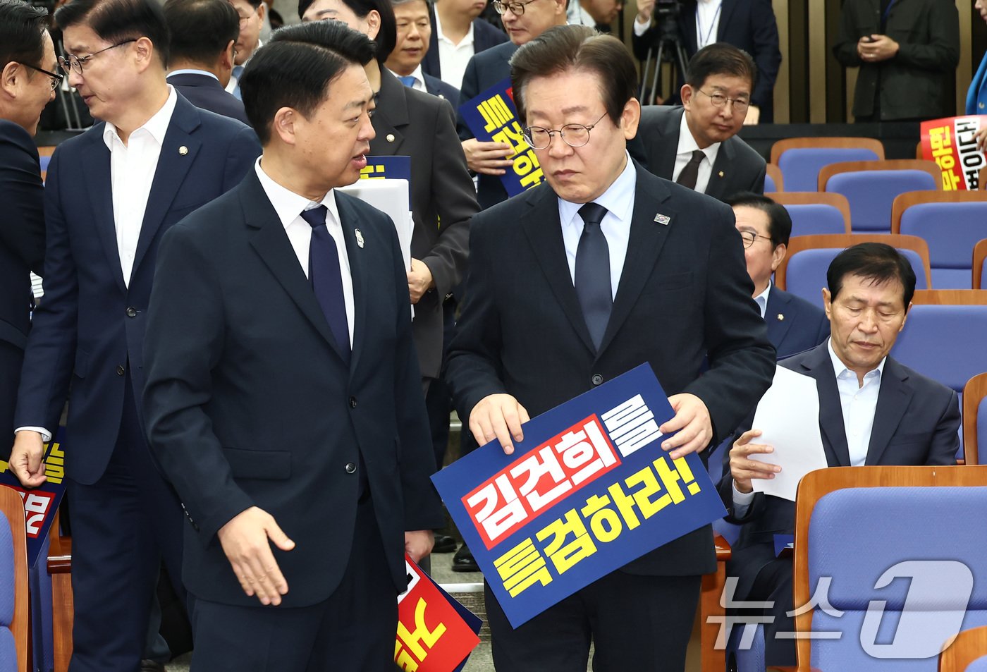 본문 이미지 - 이재명 더불어민주당 대표가 4일 오전 서울 여의도 국회에서 열린 의원총회에 참석하고 있다. 2024.10.4/뉴스1 ⓒ News1 김민지 기자